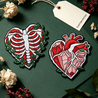 Anatomie Squelette en forme de cœur avec appliques de feuilles Insigne d'habillement personnalisé Fer à repasser à coudre sur broderie Écusson brodé personnalisé