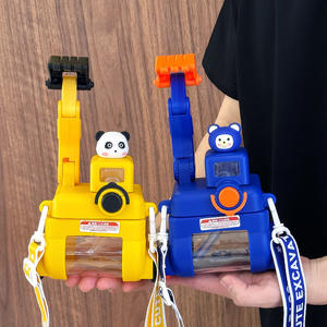 Linda botella de agua con diseño de excavadora para niños, vaso de plástico con pajita, diseño de dibujos animados portátil, gran capacidad, para uso en verano - Product Image 1