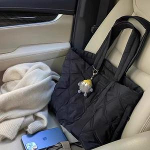 Bolso Tote para Mujer, Gran Capacidad, Relleno de Nailon, Ligero, Informal, para Uso Diario, Color Negro Sólido, con Bolsillo con Cremallera - Product Image 1