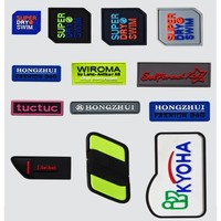 Tampons rectangulaires en PVC blanc découpé au laser avec impression personnalisée auto-adhésive écologique Accessoires vestimentaires Étiquettes de dessin animé souple Vêtement