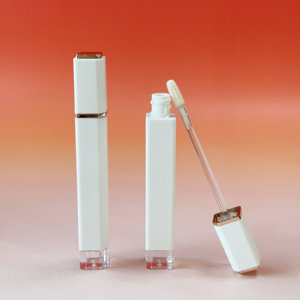 Envase de 5ml Cuadrado Blanco para Aceite Labial, Tubo Vacío para Brillo Labial con Círculo Dorado en el Centro para Empaque de Cosméticos - Product Image 1