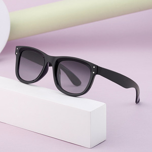 Lunettes de soleil incurvées élégantes pour femmes, protection UV400, monture PC, pare-soleil de classe 2, accessoires de voyage tendance - Product Image 1