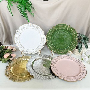 Décoration de table de mariage moderne et luxueuse, assiettes rondes dorées de 13 pouces avec bordure en relief - Product Image 1