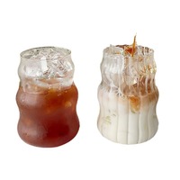 Vente en gros de verres à boisson en verre borosilicate de haute qualité, grande capacité, transparents, en forme de nuage, design mignon, pour jus et petit-déjeuner, esthétique de haute qualité