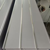 Panneau de plafond en PVC moderne imperméable de bonne qualité à prix de gros, panneau de faux plafond pour salle de bain et hôtel