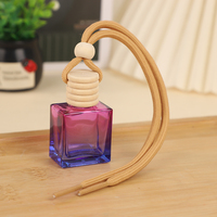 Diffuseur de parfum en verre ambré carré multicolore personnalisé avec bouchon à vis pour la voiture Bouteille de parfum de voiture suspendue