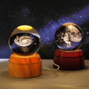 Lampada Notturna Personalizzabile con Sfera di Cristallo, Rotazione Automatica, Incisione Laser 3D, Motivo Universo - Product Image 1