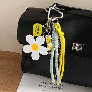 Vente en gros usine : Mini charme de sac à main pour femme, motif fleur de marguerite en acrylique, avec fermoir métallique et sangle tressée brillante, style skateboard - Product Image 4