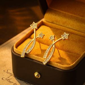 Boucles d'oreilles clous de luxe pour femme, micro-incrustées de zirconiums, nouvelle collection, aiguille en argent S925, style pentagramme lumineux, accessoires d'oreille doux effet météore - Product Image 3