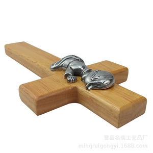 Croix en bois avec figurine garçon en prière, en pin, design traditionnel, pour décorations de baptême - Product Image 5