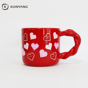 Taza <span class=keywords><strong>de</strong></span> Café Roja con Diseño <span class=keywords><strong>de</strong></span> Corazones Blancos y Rosas, Regalo para el Día <span class=keywords><strong>de</strong></span> San Valentín, Taza <span class=keywords><strong>de</strong></span> Té <span class=keywords><strong>de</strong></span> Porcelana con Tema <span class=keywords><strong>de</strong></span> Amor, Tazas <span class=keywords><strong>de</strong></span> Cerámica con Logotipo Personalizado - Product Image 1