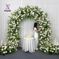 Dekorasi Pernikahan Lengkungan Bunga Mawar Sutra Buatan Warna Pink dan Putih yang Segar dan Elegan dengan Hijauan