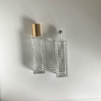 Vente en gros 12ml 14ml Bouteilles en verre à bille à cannelures moletées rectangulaires transparentes avec bouchons dorés pour huiles essentielles