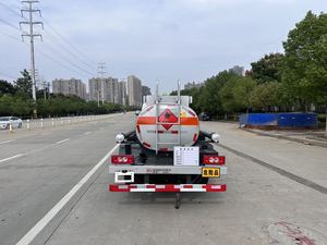 Camion-<span class=keywords><strong>citerne</strong></span> à carburant Dongfeng Duolika, nouveau modèle, 3-5 m³ de réservoir en alliage d'aluminium, norme d'émission Euro IV, transmission 4x4 en option, transport de carburant - Product Image 5