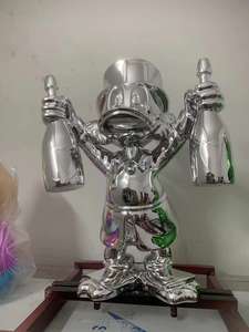 Diseño moderno Pop Art Gloss Donald Duck Estatua Escultura de resina personalizada con dos botellas Galvanoplastia Pato de fibra de vidrio de color dorado - Product Image 2