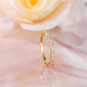 Anillos de banda retorcida de oro laminado de 14K con micro pavé de moissanita VVS GRA, joyería de moda sencilla para mujer al por mayor - Product Image 6