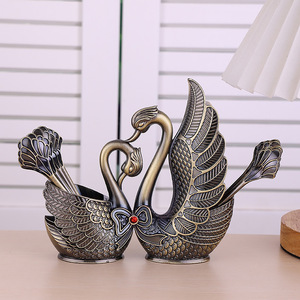 ที่วางช้อนโลหะรูปหงส์ ยี่ห้อ Nordic Tableware รุ่น Cygnus สำหรับเก็บช้อนขนมหวาน ที่วางช้อนผลไม้โลหะสำหรับครอบครัว - Product Image 1