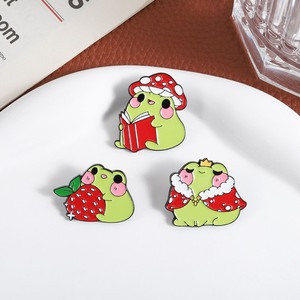 Animal mignon, petite grenouille, <span class=keywords><strong>prince</strong></span> <span class=keywords><strong>fraise</strong></span>, cape, badge en métal, accessoires vestimentaires, broche - Product Image 1