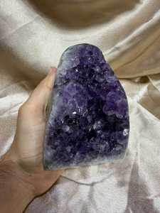 NOBLESTONE GEMS - Cristal de Amatista Natural en Racimo, Piedra Púrpura Irregular Pulida para Decoración del Hogar, Regalo - Product Image 1