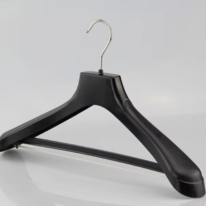 Vente en gros Tenue en plastique Grand cintre Cintre en plastique bon marché avec barre de pantalon pour veste de pardessus pour femmes multi-usages - Product Image 1