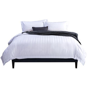 Venta al por mayor de 3cm de rayas blancas de polialgodón colección de hoteles ropa de cama de calidad premium juego de edredón con funda de almohada en línea - Product Image 1