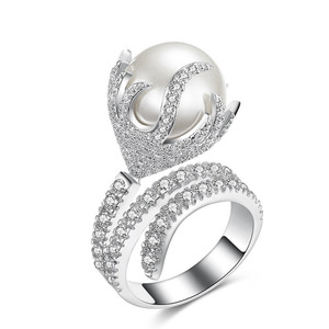 Elegante Anello Barocco con Perle e Zirconi, Gioiello Minimalista di Lusso per Donna, Accessorio Chic da Indossare Ogni Giorno, Regalo Raffinato - Product Image 1
