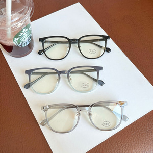 Qianai – lunettes carrées anti-lumière bleue pour femmes, monture complète, lentilles Ac, design à rivets, N3 30209 - Product Image 1