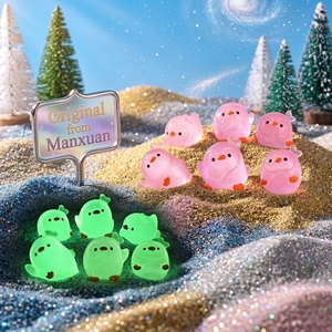 Adorabili Pinguini Natalizi Invernali in Resina Gelatinosa per Regali di Natale, Luminosi al Buio, Ideali come Bomboniere per Feste Natalizie - Product Image 1