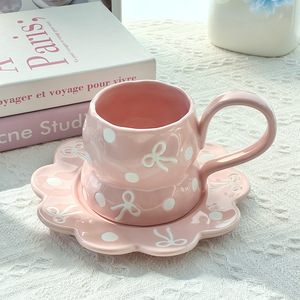 แก้วกาแฟเซรามิกทรงไม่สมมาตรทำมือสุดหรู พร้อมจานรอง แก้วมัคสีชมพูลายโบว์สไตล์สาวหวานเพ้นท์มือ - Product Image 4