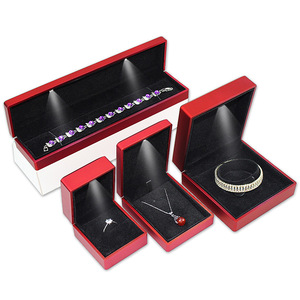 Caja de Embalaje de Joyería de Alta Gama con Luz LED y Patrón Cuadrado en Relieve para Colgante, Pulsera, Collar, Venta al por Mayor JIUXING SD, a la Moda - Product Image 1
