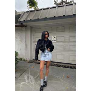 Chaqueta Negra con Detalle de Botones para Mujer - Product Image 2