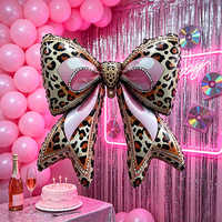 Ballon en Mylar géant rétro à motif léopard avec nœud, idéal pour la décoration de fête d'anniversaire de cowgirl ou comme toile de fond photo.
