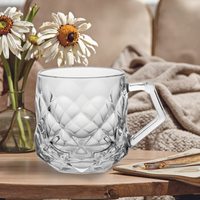 Mug en verre taillé à motif diamant de 350 ml. Texture ornée et poignée angulaire. Idéal pour les boissons chaudes.