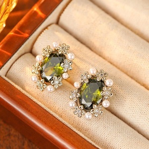 Pendientes de Botón Geométricos con Circonita Esmeralda Estilo Bosque, Serie Tranquilidad Floral de Moda Retro, Versátiles, Chapados en Oro de Alta Gama - Product Image 5