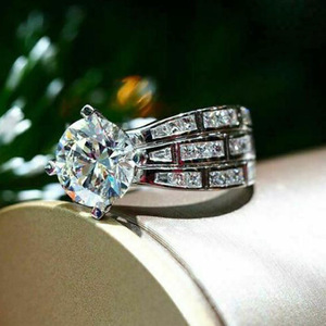 Anello scintillante a quattro punte per donna, elegante e delicato gioiello da dito alla moda - Product Image 3