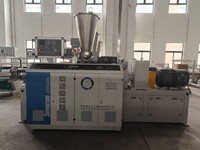 Machine de production automatique de panneaux de plafond en PVC plastique, machine de fabrication de panneaux muraux en PVC