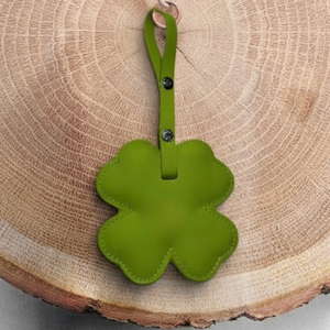 Porte-clés en cuir vert pour filles, motif trèfle à quatre feuilles, porte-bonheur, accessoire d'identification pour sac à main et bagages - Product Image 1