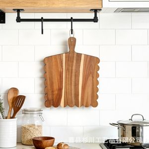 Tabla de cortar de madera de acacia con mango, forma rectangular, para queso, pizza, carne, fruta, pan, repostería y uso en charcutería. - Product Image 4