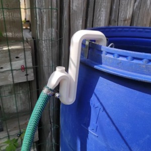 Conector de codo de plástico blanco para manguera de desagüe, soporte de borde y barril de almacenamiento de agua de jardín - Product Image 1