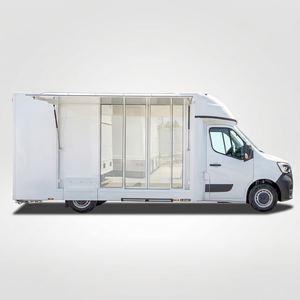 Camion de restauration mobile blanc 5,8 m avec carrosserie en aluminium, compartiments isolés et espace de préparation pour la restauration en extérieur - Product Image 1