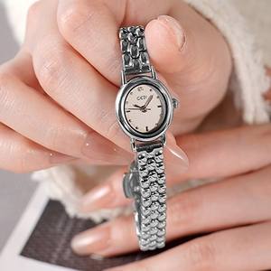 Reloj Vintage Elegante y Compacto para Mujer, Eleva tu Look Festivo con una Elegancia Atemporal - Product Image 5