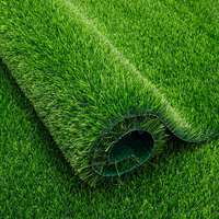 Alfombra de césped artificial de aspecto real, cómoda bajo los pies, ideal para cubiertas, piscinas y espacios de vida al aire libre