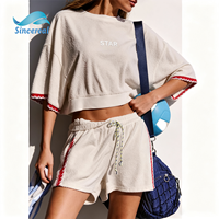 Ensemble deux pièces décontracté et sportif pour femme : T-shirt court en tissu éponge avec cordon de serrage et short à bordure contrastante, coupe oversize, idéal pour l'été