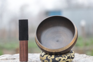 Bol de méditation tibétain de qualité supérieure, coloré, gravé, pour la thérapie sonore, bol de guérison, artisanat en métal fait à la main au Népal - Product Image 5