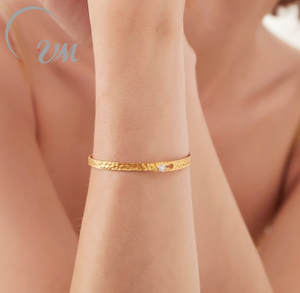 กำไลข้อมือทองคำแท้ 18K/เงินแท้ 925 ประดับเพชรทรงบริลเลียนต์ ดีไซน์ขอบเพชร สำหรับผู้หญิง เหมาะสำหรับวันครบรอบ งานแต่งงาน ใช้ได้ทุกวัน รับรองโดย NGTC จาก UM Jewelry - Product Image 2