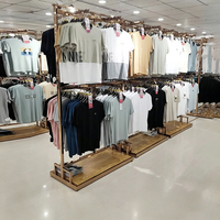 Exhibidor de Ropa Metálico de Doble Cara Personalizado con Base de Madera, Mueble Exhibidor de Prendas para Tiendas de Ropa