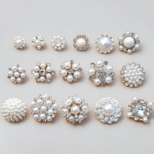 Sang Trọng Vàng Bạc Kim Loại Kẽm Hợp Kim Pha Lê Rhinestone Biểu Tượng Tùy Chỉnh Ngọc Trai Chân Nút Nút Cho Phụ Nữ Quần Áo Phụ Nữ Quần Áo - Product Image 1