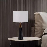 Lampe de table décorative moderne, décoration de salon d'hôtel de luxe, base en marbre facetté, col en laiton, abat-jour en tissu, lampe de table LED