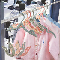 Porte-vêtements pliable multifonctionnel à un niveau en plastique portable antidérapant, design gain de place, rangement pour manteaux, armoire, salle de bain