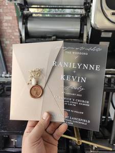 Carte d'invitation de <span class=keywords><strong>mariage</strong></span> acrylique de douche nuptiale de quinceanera <span class=keywords><strong>A5</strong></span> en plexi transparent de luxe personnalisé avec <span class=keywords><strong>enveloppe</strong></span> de velours et sceau de cire - Product Image 4